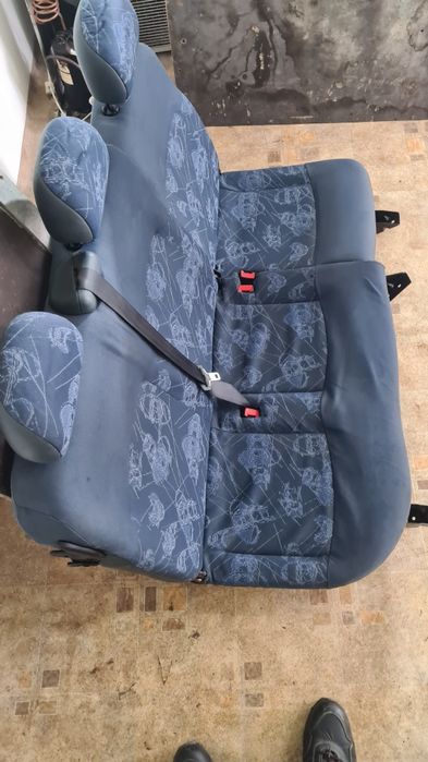 Продавам, задни седалки в добро състояние за рено канго 1998г.