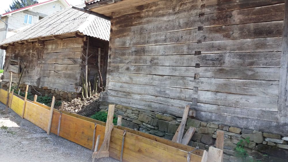 Casă și grajd din lemn de stejar de vânzare