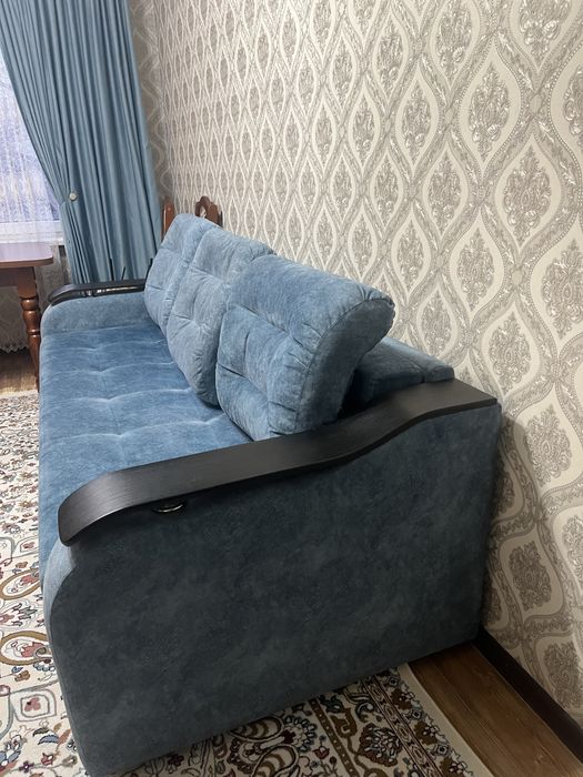 Синий диван,с тремя подушками