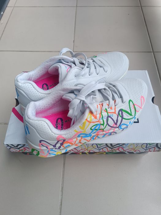 Продавам обувки Skechers Uno - Highlight Love