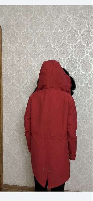 Продам парку красного цвета