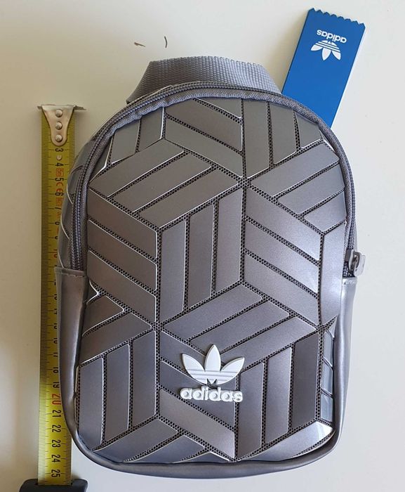 Чисто нова раничка Adidas.