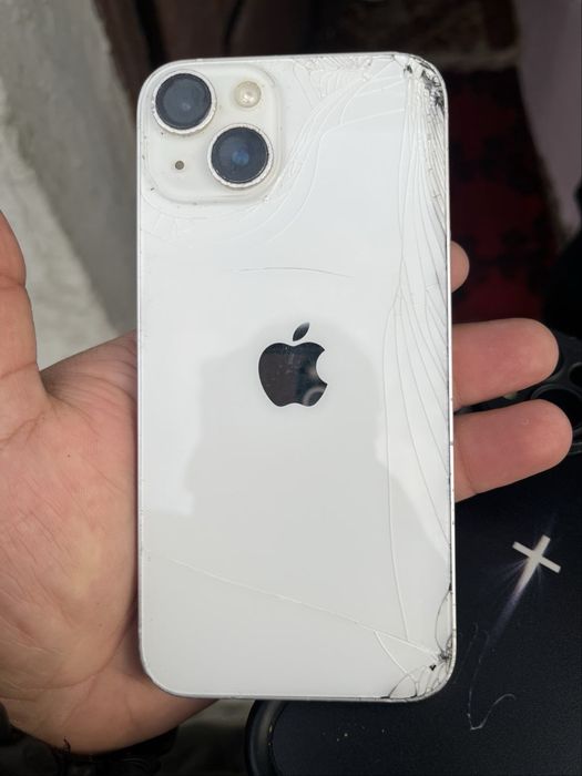 Iphone 14, cu spatele spart