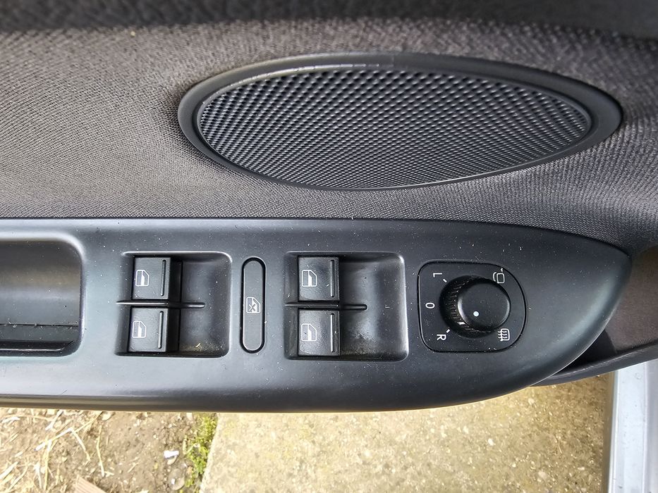 Vând oglinzi stanga dreapta rabatabile electric pentru  vw golf 5 plus