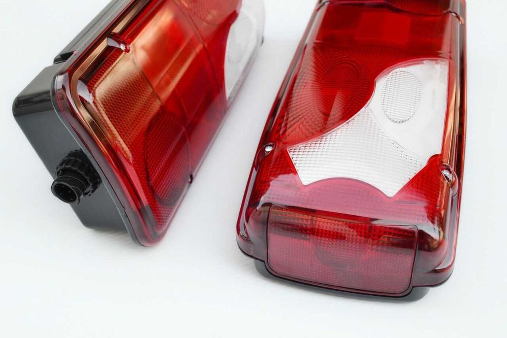 1 бр. универсални задни стопове 12-24V за бус камион ремарке с крушка