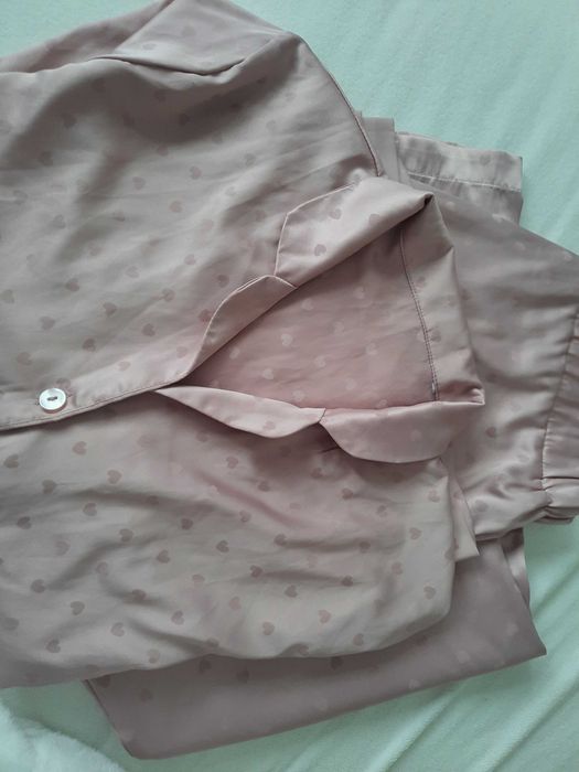 Set pijama roz pudra din satin fin cu inimioare M
