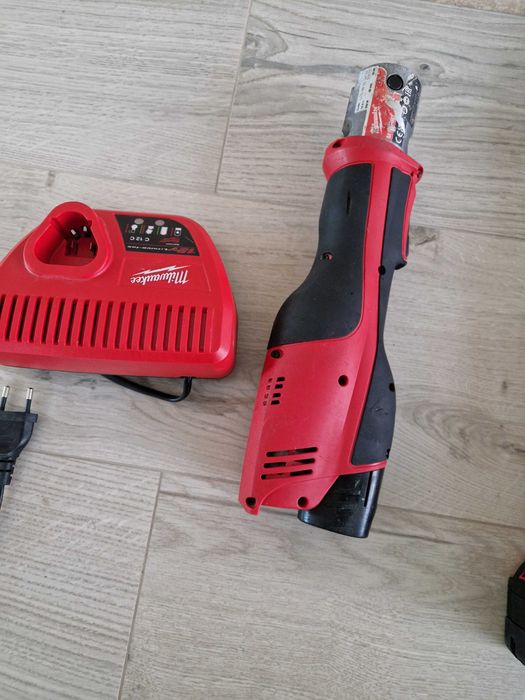 Presa de sertizat Milwaukee M12. wurth 18v