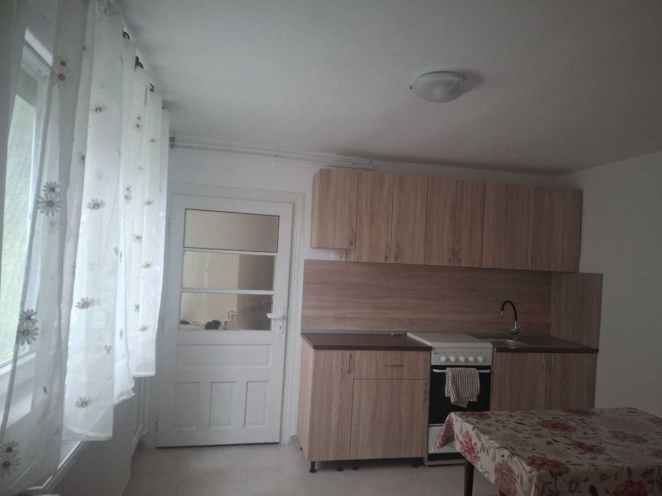 Închiriez apartament 2 camere la casă