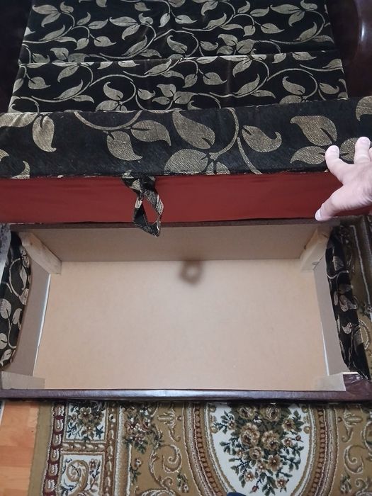 Canapea extensibilă , transformabilă in pat , care poate fi folosită si ca fotoliu . 700 lei negociabil .