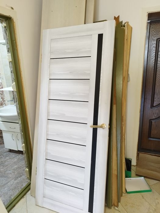 Кровать без матраса и дверь