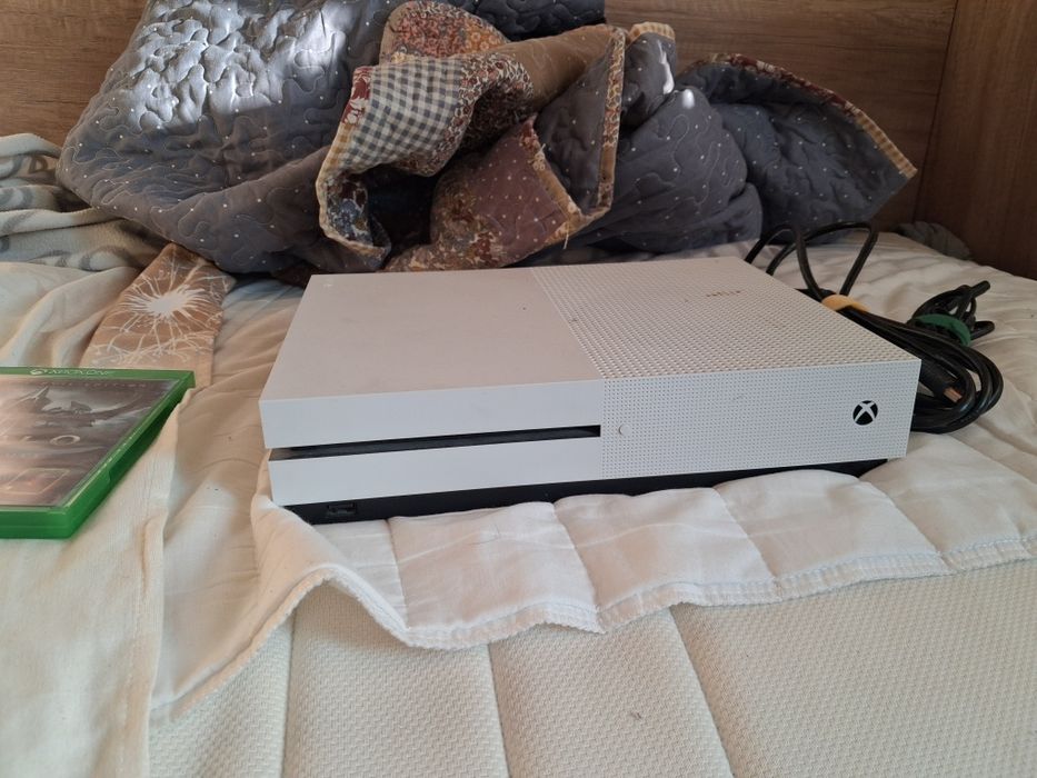 Vând consola  Xbox One S