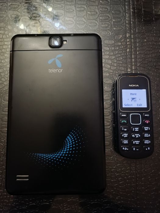 Четири работещи телефона И Таблет за части