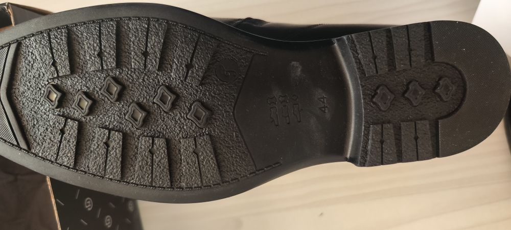 Vând cizme de piele îmblănite noi Nr 44