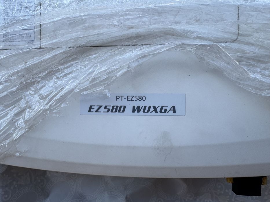 Прожектор Panasonic PT-EZ580