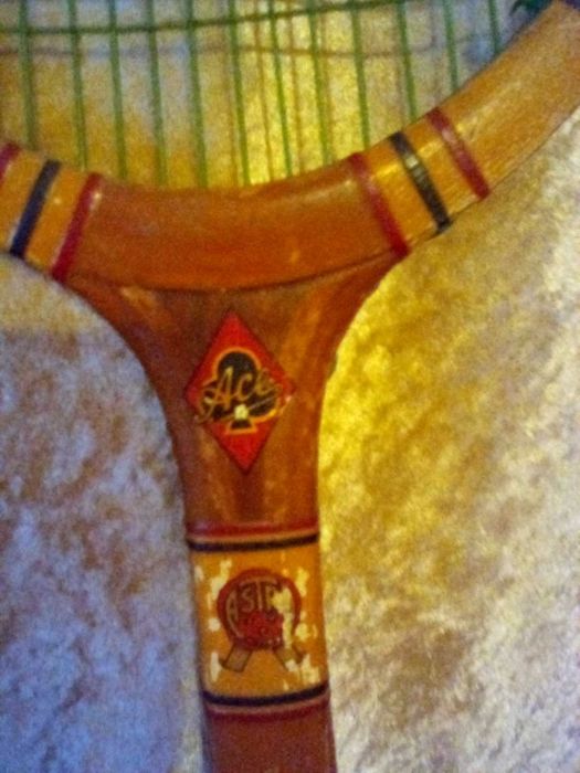 Продавам тенис ракета винтидж модел от 1900 г