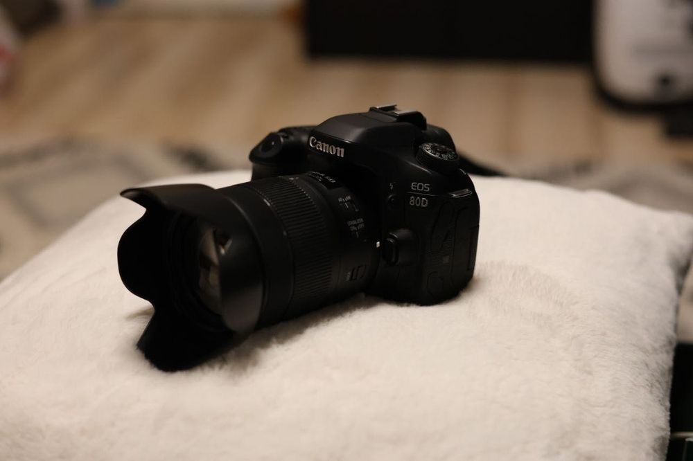 Camera foto CANON EOS 80D cu accesorii, ca noua