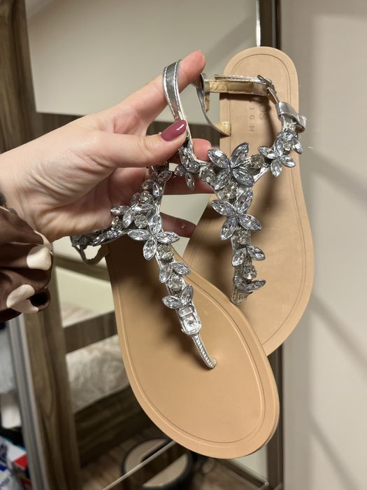 Сандали с камъни