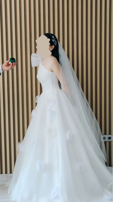 Свадебное платье с цветами