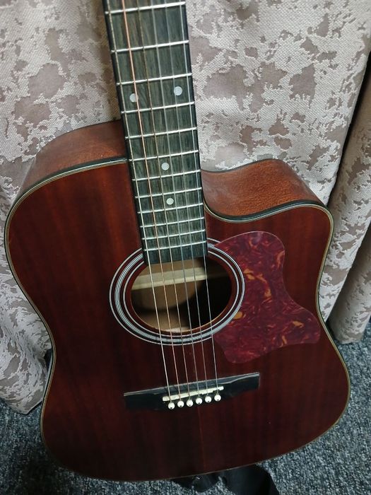 Akustik gitara sotiladi holati ideal razmeri 41 classik sim taqilgan
