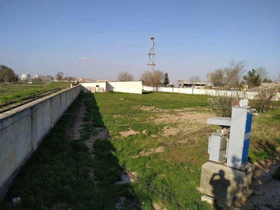 БАЗА сотилади, йул ёкасида,ТЕМИР ЙУЛ кирган, 42 сотих катта склади бор