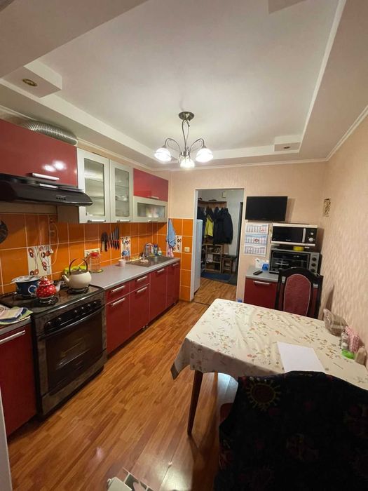 Продам 2 комнатную по проспекту Алии Молдагуловой напротив Летного