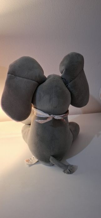 Elefant interactiv din pluș