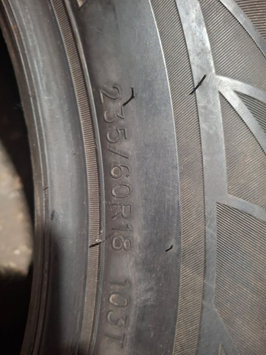 Продам зимние шины 235/60R18
