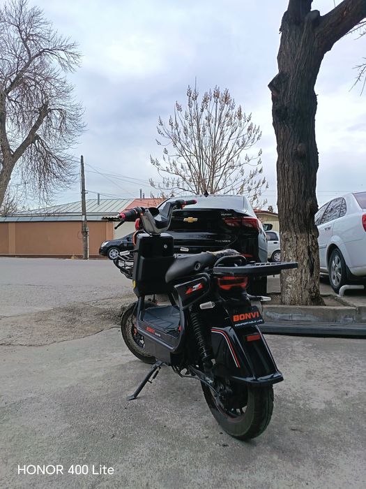 Bonvi skuter sotiladi bo'lib to'lashga ham beramiz 5.500 ga beriladi