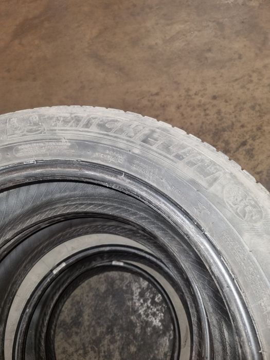 Продавам 4 б бр  гуми 235 55 18