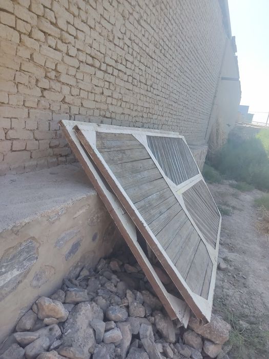 Sifatli taxtadan yasalgan darvoza sotiladi holati yaxshi  tutilgan