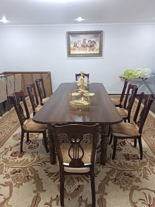 Стол 1 шт. Стуля 8 шт. 2.5 метр.