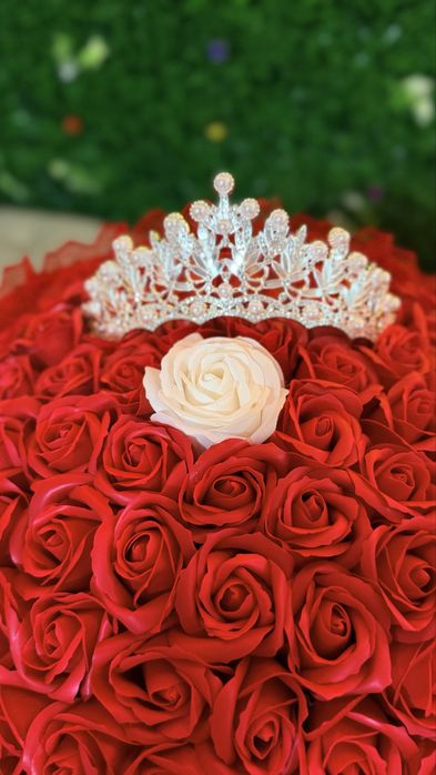 Buchet aniversar 101 trandafiri de săpun cu coroniță și mesaj personalizat