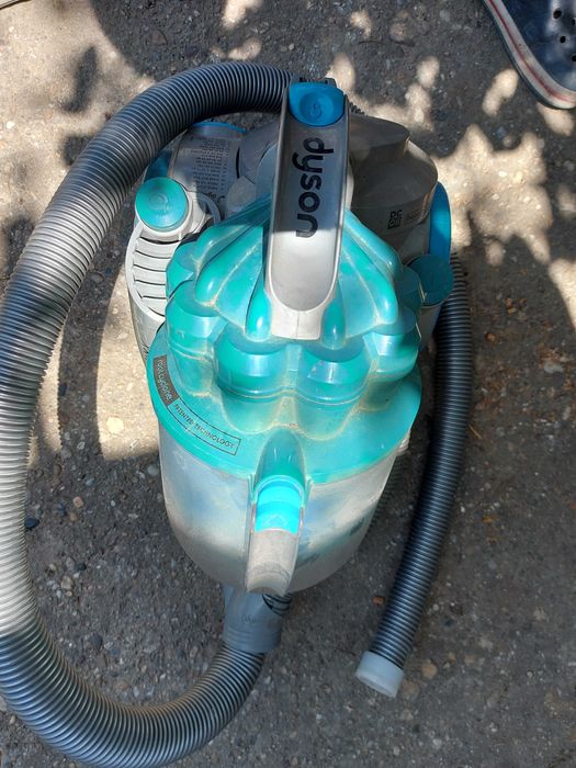 продавам две маркови прахосмукачки