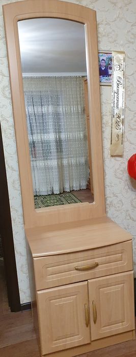 Продам шкаф с  зеркалом трюмо