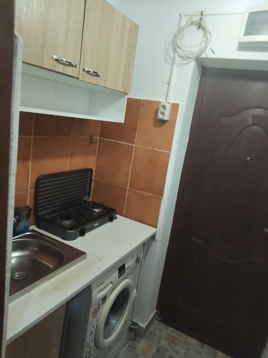Închiriez garsonieră mobilată, cu centrală proprie – Plopeni, Prahova