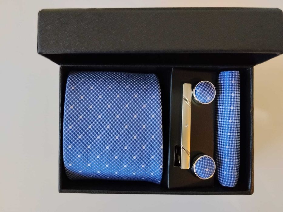 Set cadou - cravata, batista, ac si butoni