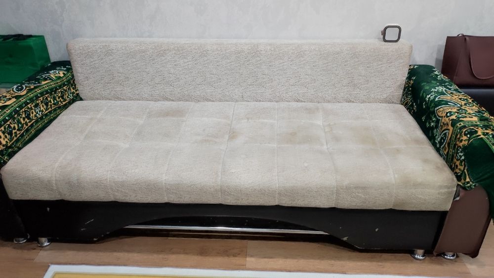 Продам диван Б/У  бежевого цвета. Самовывоз