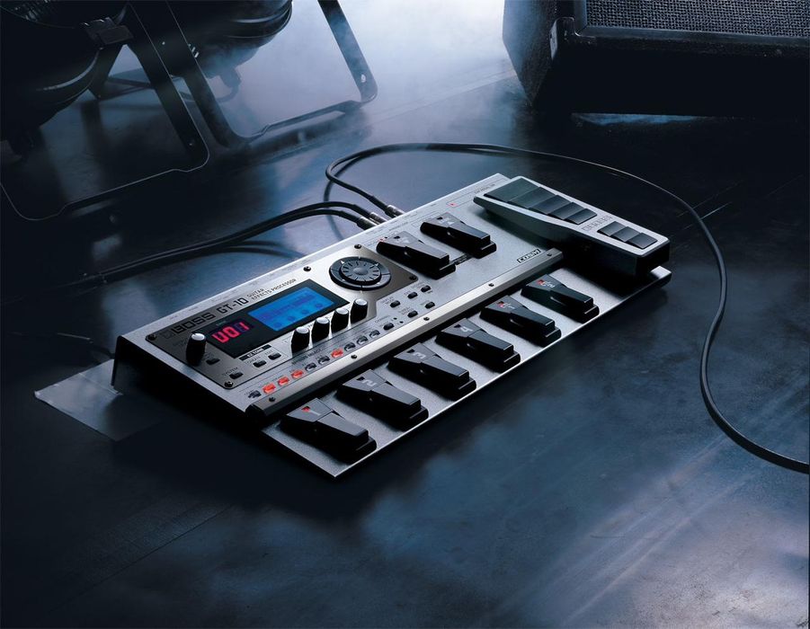 Гитарный процессор Boss gt 10  возможен обмен на  айфон