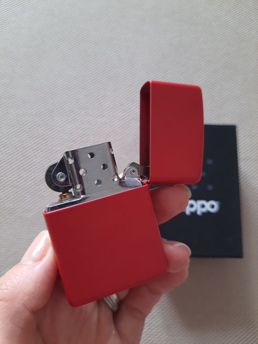 Bricheta Zippo Red Matte - noua