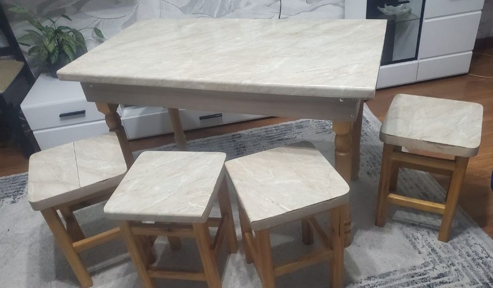 Кухонный стол с табуретами