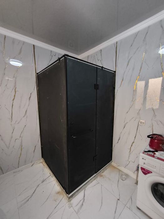 Стеклянные душевые перегородки