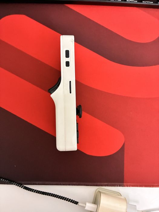 ПРОДАМ СРОЧНО портативную игравую приставку с 2000 игр