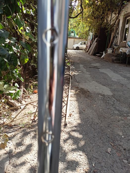 Две одинаковые никелерованные вешалки