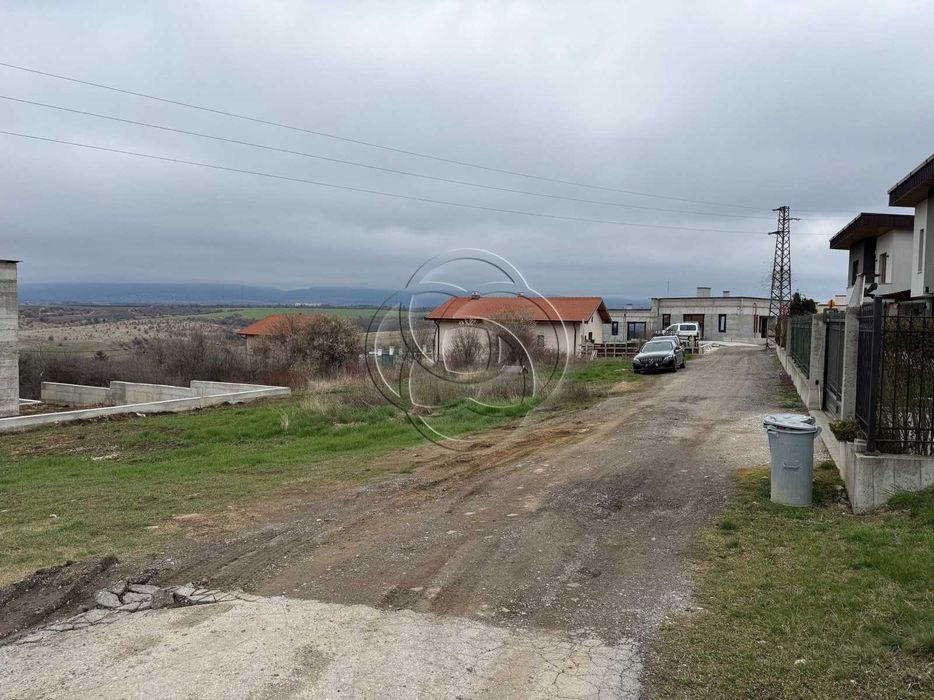 Пацел до асфалтов път. Ток. Вода. УПИ