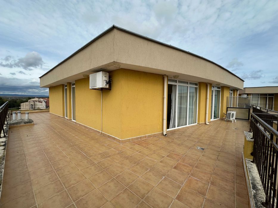 Просторен тристаен апартамент с гледка море, Първа линия