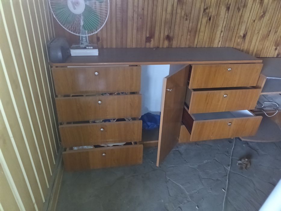 Vând comoda cu 8 sertare și ușa