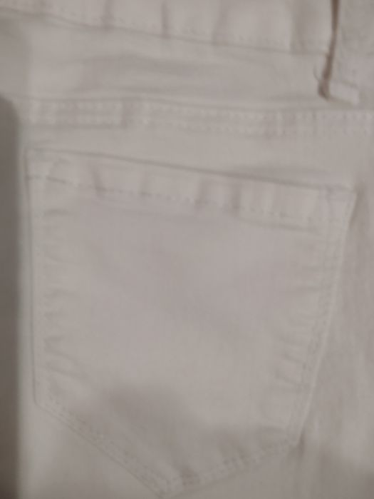 Дамски бели дънки с бродерии