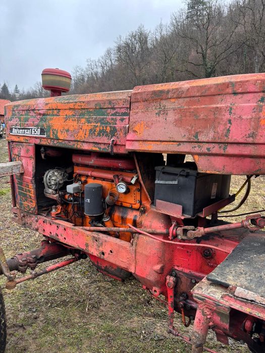 Vând Tractor U 650 și plug