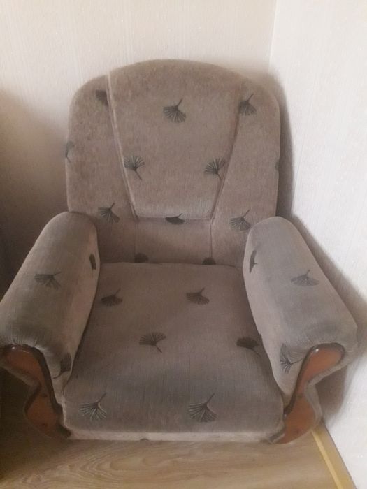 Продам диван раскладной и два кресла