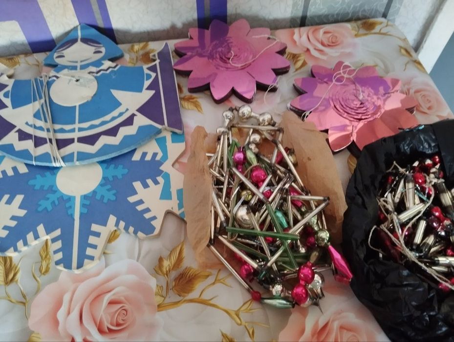 Продам игрушки, гирлянды и елку СССР